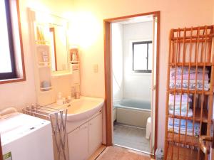 Ένα μπάνιο στο 戸隠の自然に佇む 小さな一棟貸しコテージ Private Tiny Cottage in the Nature of Togakushi Breath in Earth +21 φωτογραφίες