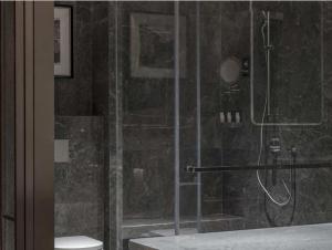 um banheiro com chuveiro com porta de vidro em PERNULO Hotel Fuzhou em Fucheu mais 27 fotografias