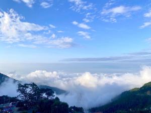 una vista da sopra le nuvole in montagna di TGlobal Quynh Hoa Tam Dao a Tam Ðảo