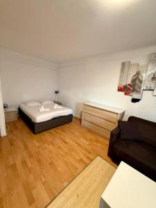 Кровать или кровати в номере Studio Vidal in the city center of Cannes with AC