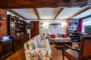 ein Wohnzimmer mit Sofa und Tisch in der Unterkunft tHE Courmaison - Courmayeur in Courmayeur