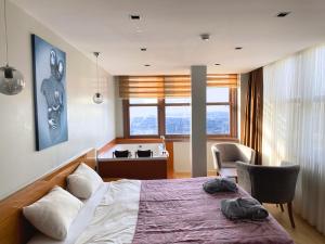 una camera da letto con un letto, una scrivania e una sedia di Elite Marmara Bosphorus Çamlıca a Istanbul Altre 57 foto