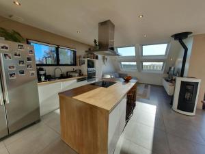 een keuken met een koelkast en een aanrechtblad bij La maison des Macareux - 5 min des plages in Lamballe Armor +11 foto's