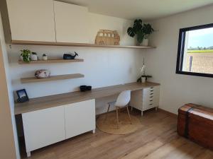 een kantoor met een bureau en een stoel in een kamer bij La maison des Macareux - 5 min des plages in Lamballe Armor