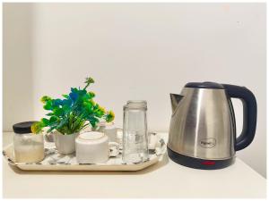 Příslušenství pro přípravu čaje a kávy v ubytování Hotel Ashoka Premium Ashram Near Ram janam Bhoomi - Fully Air Conditioning Premium Rooms - BEST HOTEL + 14 fotografií