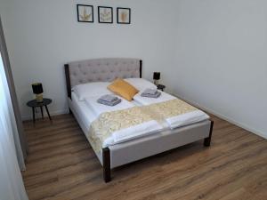 una camera da letto con un letto con due asciugamani sopra di Apartmány Karpatia s historickým výkladom a Svidník