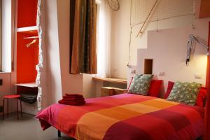 パドヴァにあるB&B Loft Padovaのベッドルーム1室(カラフルな毛布付きのベッド1台付)