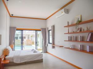 Giường trong phòng chung tại Viraka PoolVilla วิราคะ พูลวิลล่า +2 ảnh