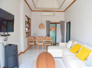 Khu vực ghế ngồi tại Viraka PoolVilla วิราคะ พูลวิลล่า