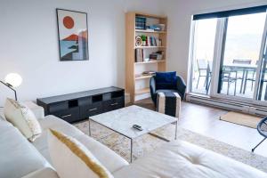 Χώρος καθιστικού στο Elegant Condo with Baie-Saint-Paul