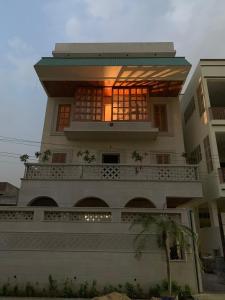 een groot wit gebouw met een balkon bij Flora A rooftop with serenity and peace in Jaipur