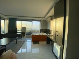 un ampio bagno con vasca e tavolo di Elite Marmara Bosphorus Çamlıca a Istanbul