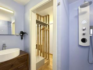 een badkamer met een wastafel en een spiegel bij Mario's Holiday House in Barcuzzi