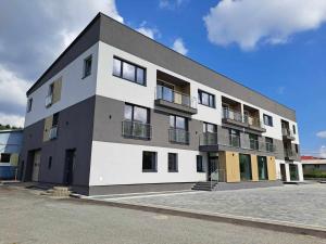 un grande edificio bianco con molte finestre di Apartmány Karpatia s historickým výkladom a Svidník