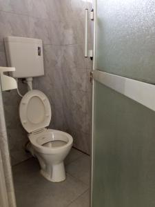 BungomaMiranda suites的带马桶且门敞开的浴室