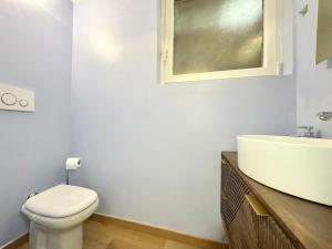 een badkamer met een wit toilet en een wastafel bij Mario's Holiday House in Barcuzzi