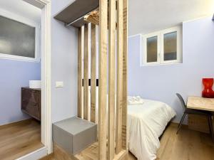 een slaapkamer met een kast met een bed erin bij Mario's Holiday House in Barcuzzi