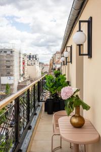 En balkon eller terrasse på Kab Hotel - Saint Mandé