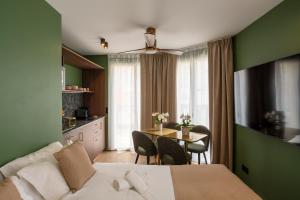 En eller flere senge i et værelse på Kab Hotel - Saint Mandé