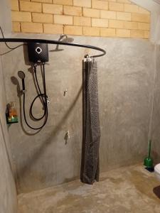 een douche in een badkamer met een douchegordijn bij Galle Light Villa in Galle