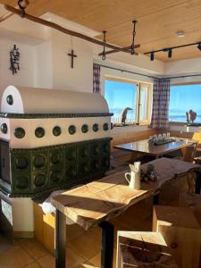 eine große Küche mit einem Bett auf einem Herd in der Unterkunft Koralpenhaus Schutzhaus in Goding