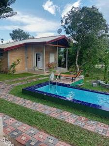 een huis met een zwembad in een tuin bij Galle Light Villa in Galle