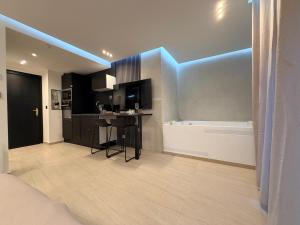 a kitchen with a tub and a table in a room at Soft Touch House in Strasbourg