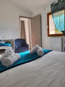 En eller flere senge i et værelse på 2 pièces dans le centre historique de Barjols