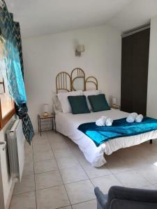 En eller flere senge i et værelse på 2 pièces dans le centre historique de Barjols + 6 billeder