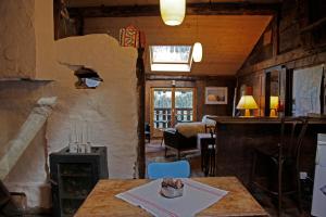 מסעדה או מקום אחר לאכול בו ב-Lieu Secret dans les Alpes Suisses