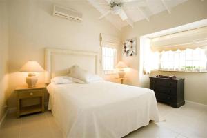 ein Schlafzimmer mit einem weißen Bett und einem Fenster in der Unterkunft Mango Court 1 - by ZenBreak in Saint James