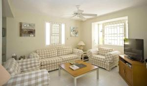 ein Wohnzimmer mit Sofas und einem Flachbildfernseher in der Unterkunft Mango Court 1 - by ZenBreak in Saint James + 8 Fotos