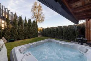 een hot tub in de tuin van een achtertuin bij Sirona Stay - Private Spa Retreat with garden, garage and Bolzano-Card in San Genesio Atesino
