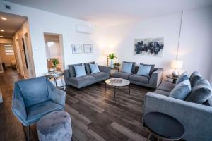 Χώρος καθιστικού στο Chic Condo - River View & Comfort with Pool