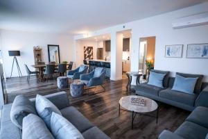 Χώρος καθιστικού στο Chic Condo - River View & Comfort with Pool