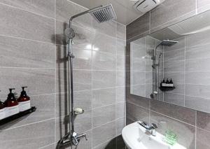 Koupelna v ubytování Hotel J + 10 fotografií