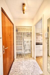 Postel nebo postele na pokoji v ubytování 1 min to sea, Parking, AC, Terrace, 15 min Monaco