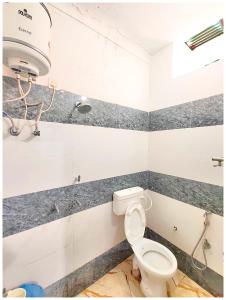 Koupelna v ubytování Hotel Ashoka Premium Ashram Near Ram janam Bhoomi - Fully Air Conditioning Premium Rooms - BEST HOTEL