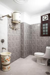 ein Badezimmer mit Toilette und Waschbecken in der Unterkunft Hotel Earth By Aashiyana in Neu-Delhi