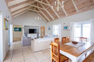een woonkamer met een tafel en een bank bij The Pelican in Langebaan