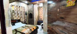 una camera da letto con un letto e una parete di legno di Hotel O new A.p galaxy a Juhi Bari