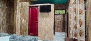una camera con porta rossa e televisore di Hotel O new A.p galaxy a Juhi Bari Altre 4 foto