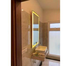 Et badeværelse på The VIA VARANASI Resort + 13 billeder