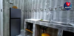 eine Küche mit Spüle und Kühlschrank in der Unterkunft Nahita Apartment in Kibigija + 52 Fotos