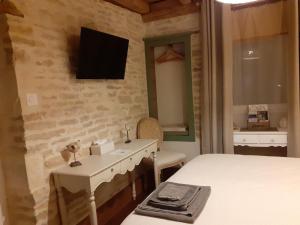 une chambre avec un lit, un lavabo et un miroir dans l'établissement La Tour, à Châtillon-sur-Seine