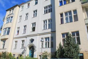 an apartment building in the center of the city at Hotel Hansablick in Berlin