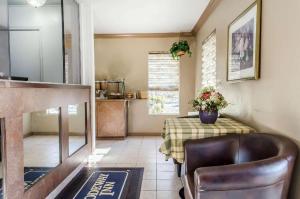 Kuchyň nebo kuchyňský kout v ubytování Rodeway Inn Allentown South