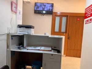 Η κουζίνα ή μικρή κουζίνα στο Hotel O K.P Stay Inn