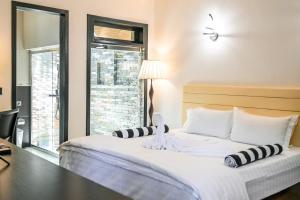 una camera da letto con un letto, una scrivania e una finestra di Oak Villa, Ukulhas a Ukulhas