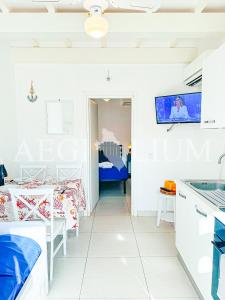 Im Hintergrund sind eine Küche mit zwei Tischen und ein Bett zu sehen. in der Unterkunft Violetta 1 in Campese